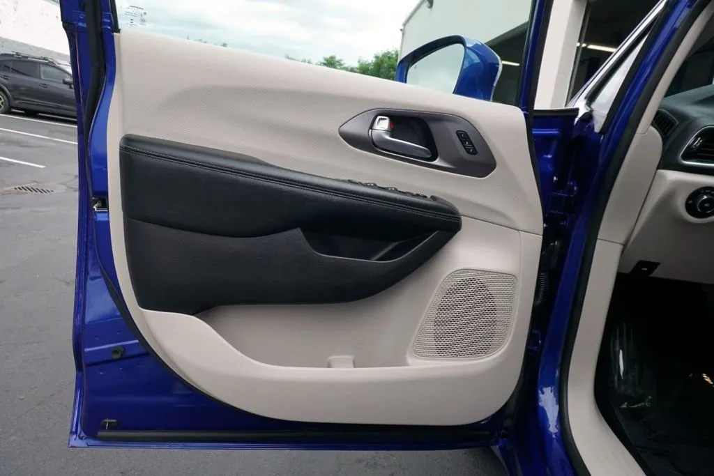 Chrysler Pacifica photo 13