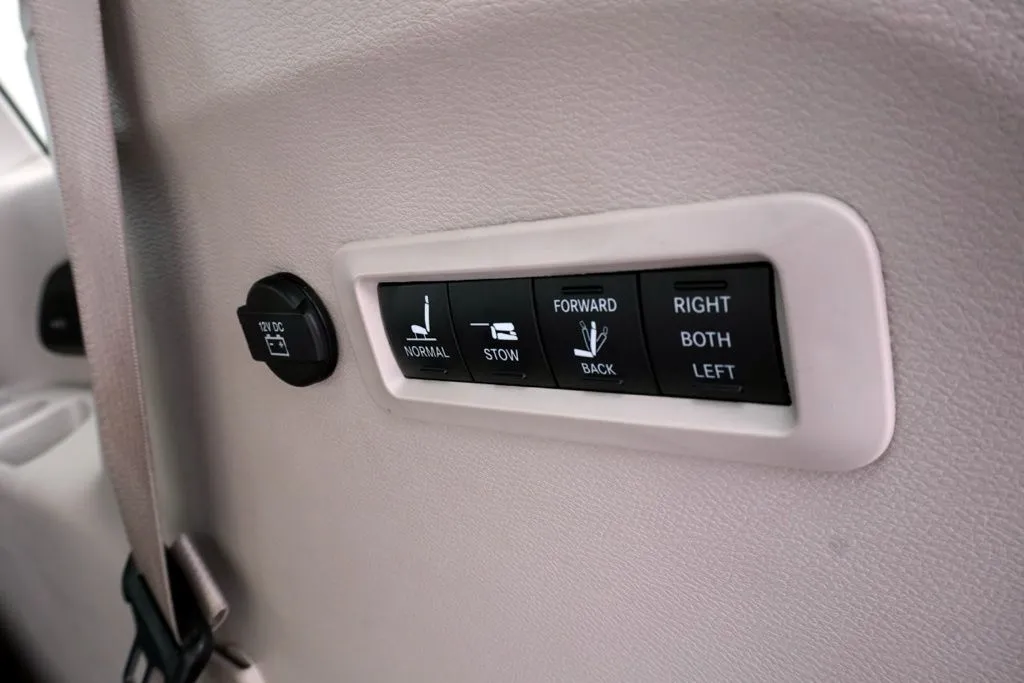 Chrysler Pacifica photo 22
