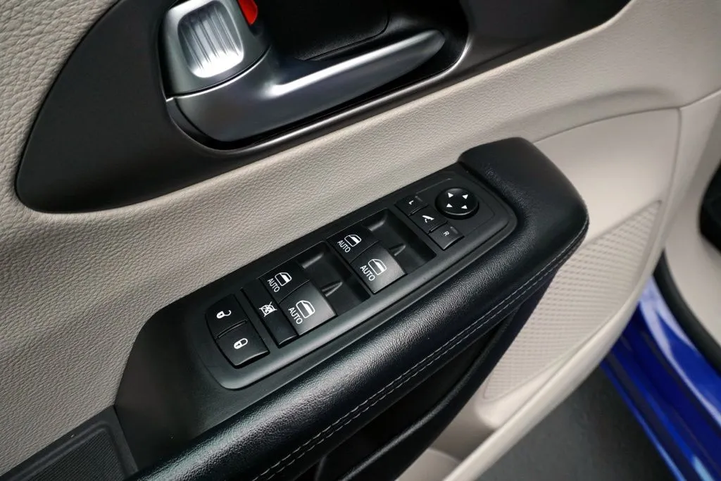 Chrysler Pacifica photo 14