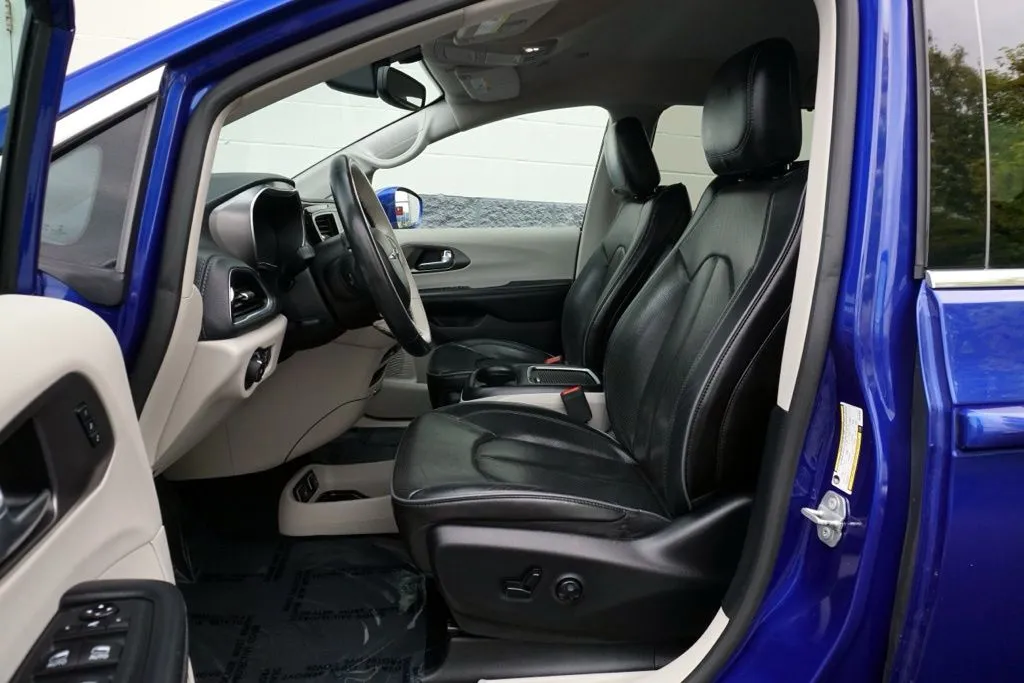 Chrysler Pacifica photo 18