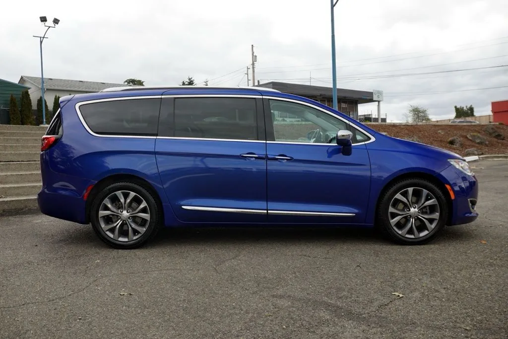 Chrysler Pacifica photo 6