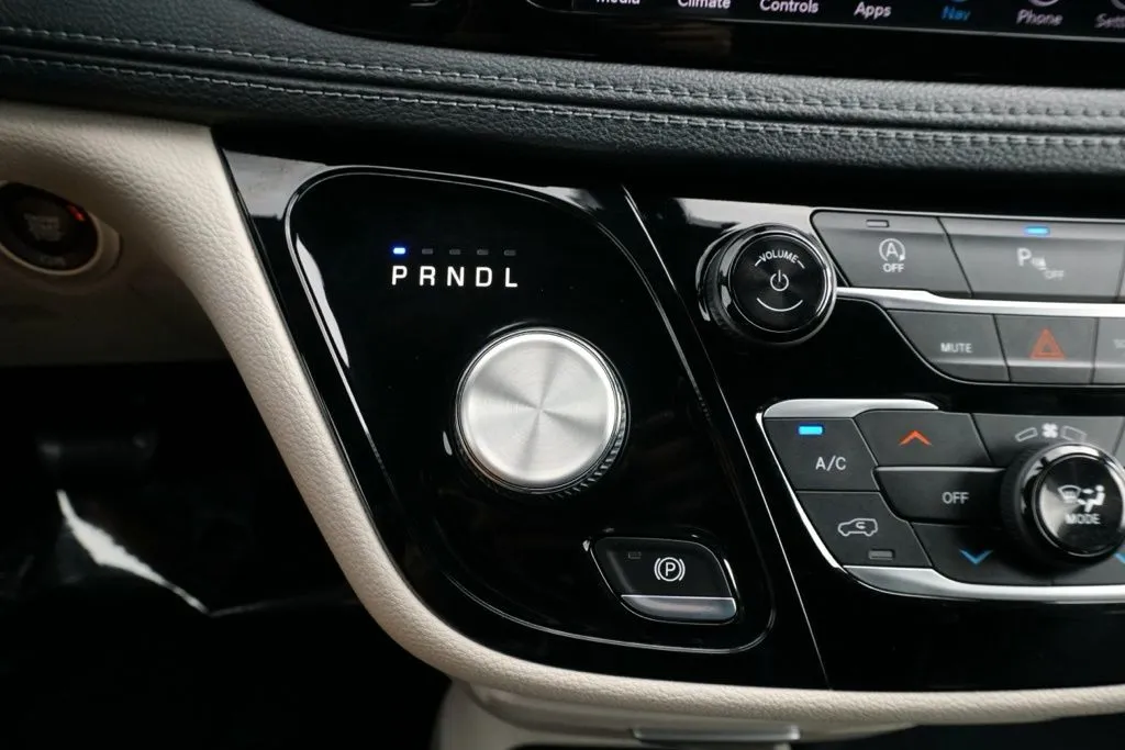 Chrysler Pacifica photo 25