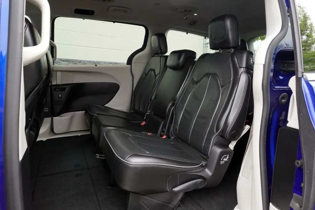 Chrysler Pacifica photo 19