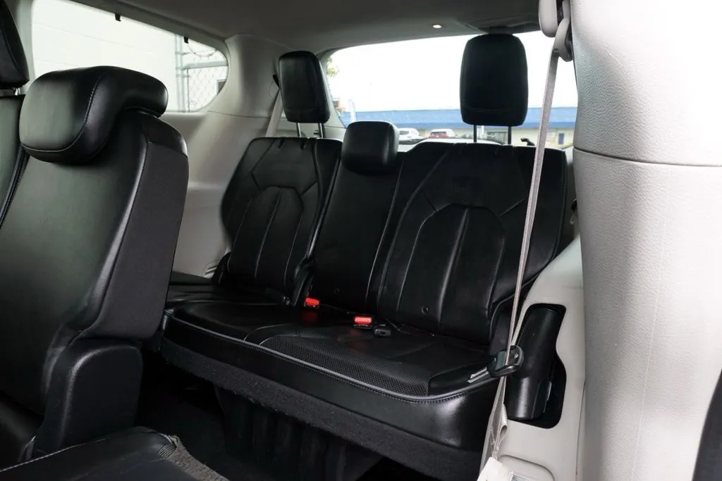Chrysler Pacifica photo 20