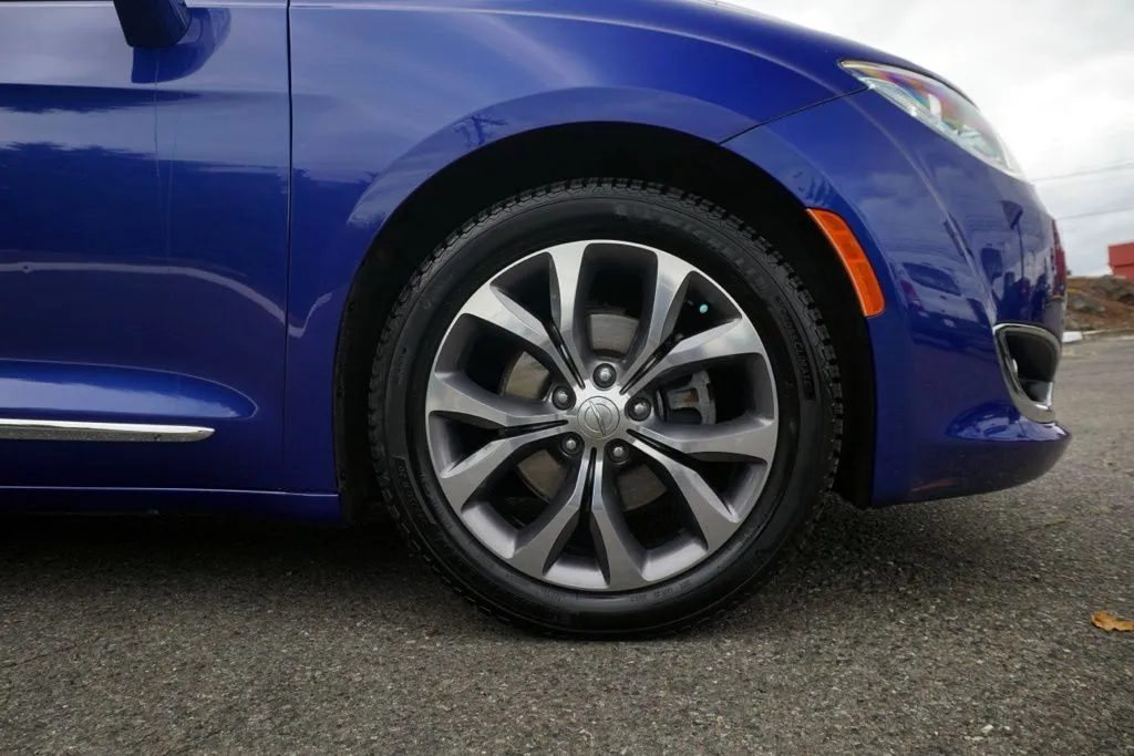 Chrysler Pacifica photo 9