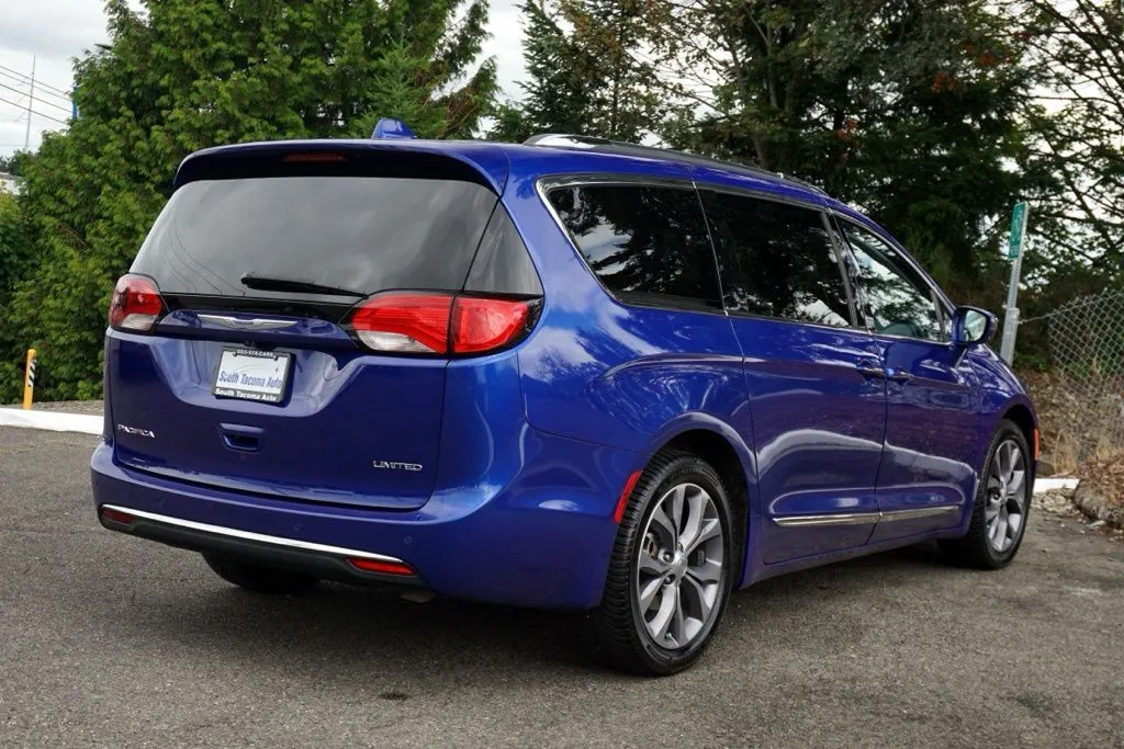 Chrysler Pacifica photo 3