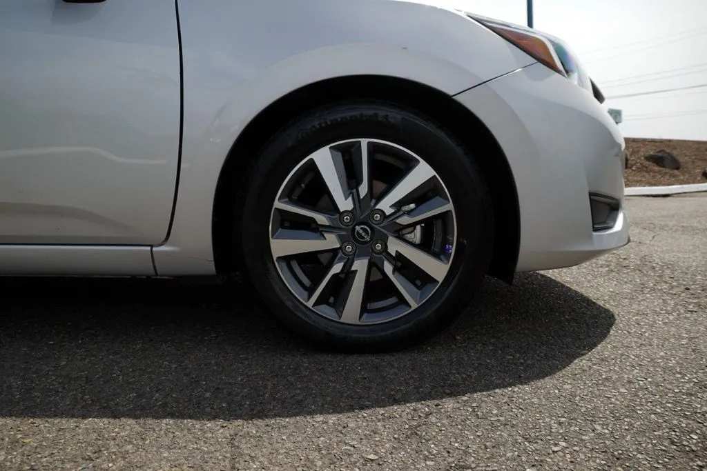 Nissan Versa photo 9