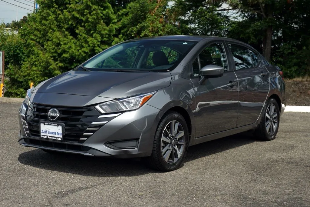 Nissan Versa photo 7