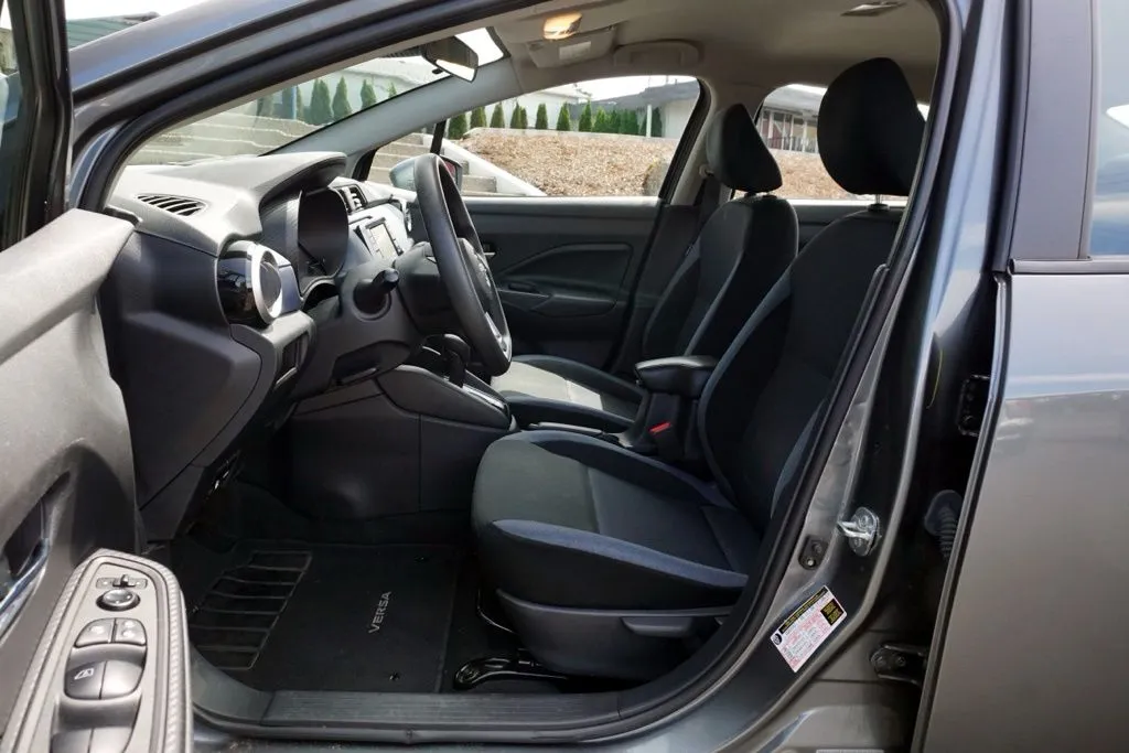 Nissan Versa photo 16