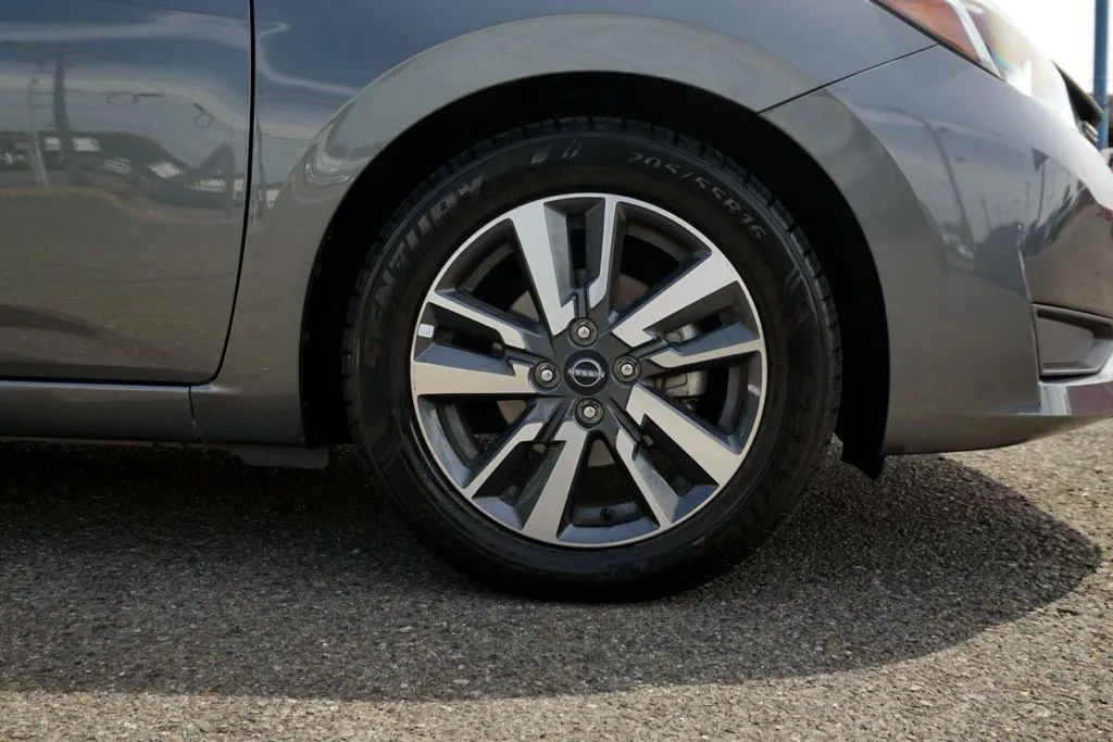 Nissan Versa photo 9