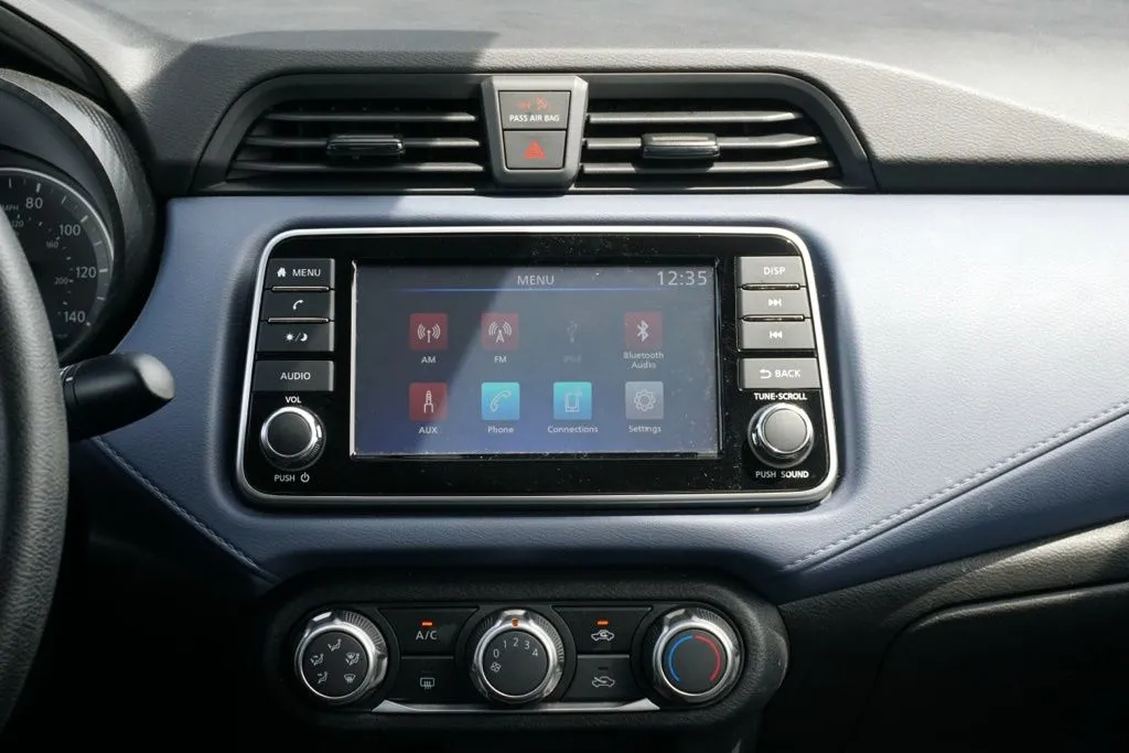 Nissan Versa photo 22