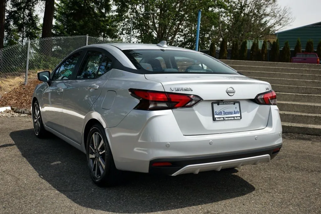 Nissan Versa photo 8