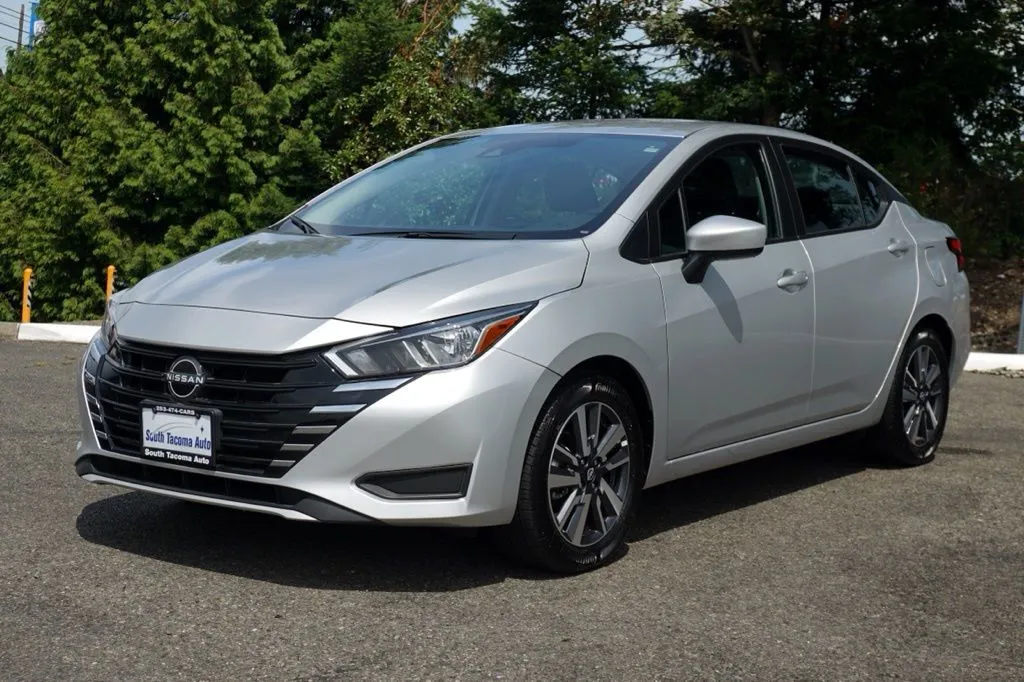 Nissan Versa photo 7