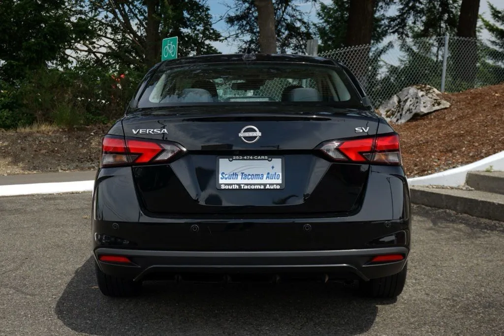 Nissan Versa photo 7