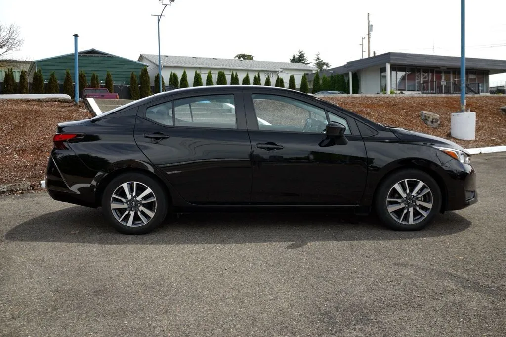 Nissan Versa photo 3