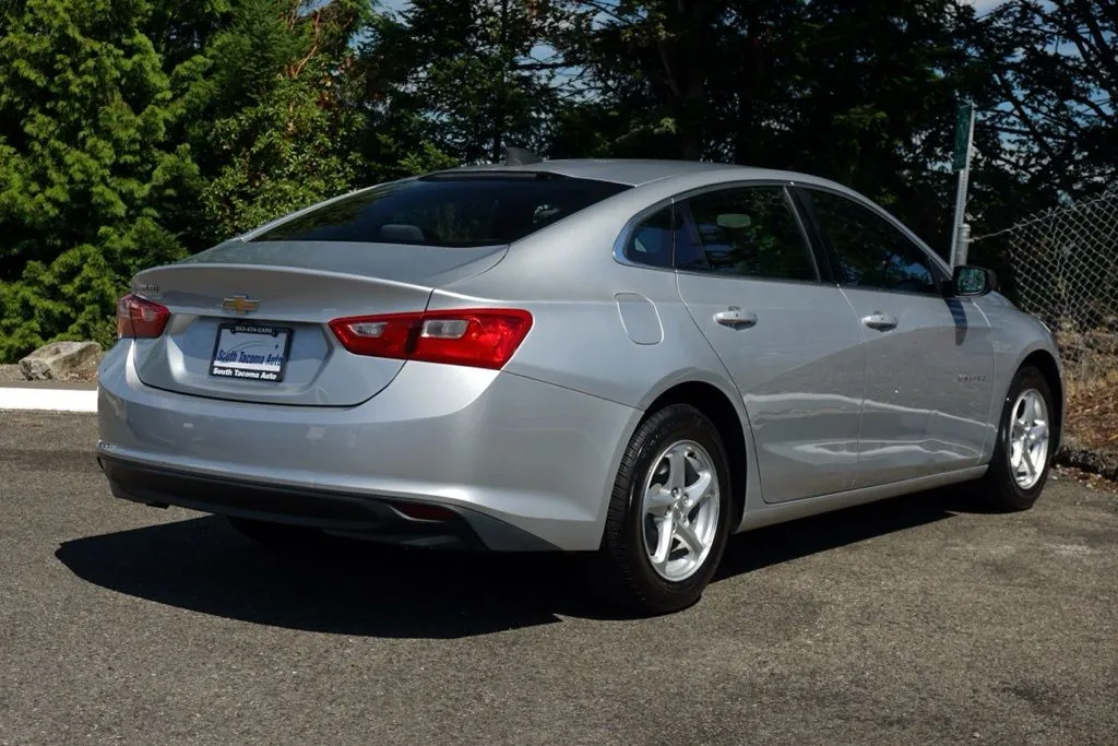 Chevrolet Malibu photo 3