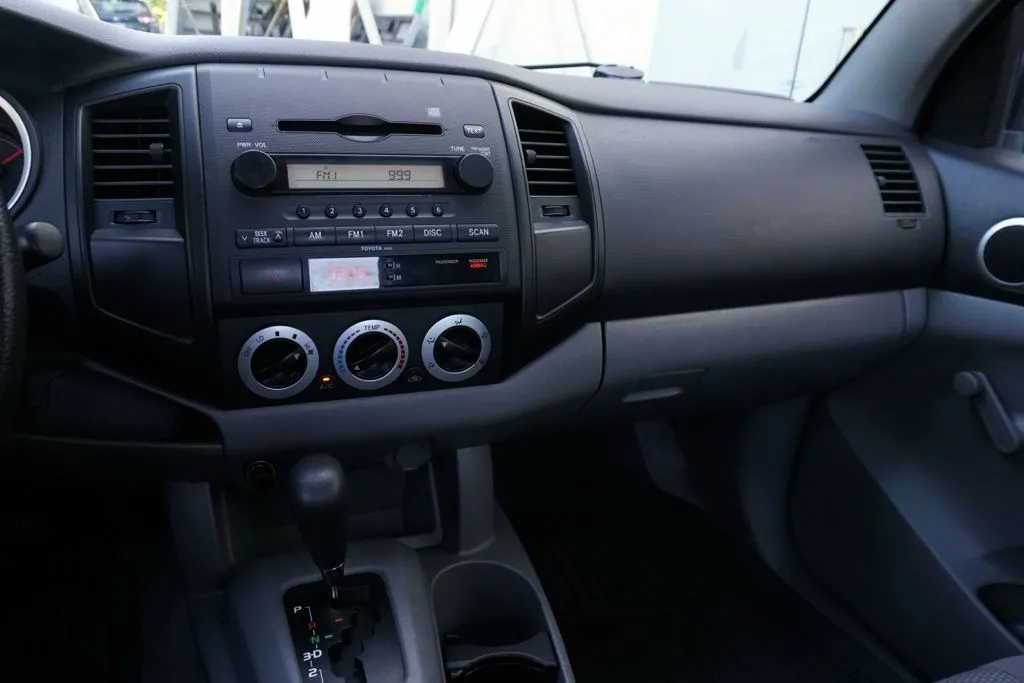 Toyota Tacoma photo 18