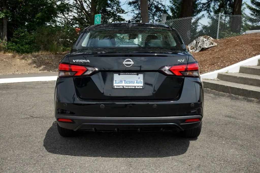 Nissan Versa photo 7