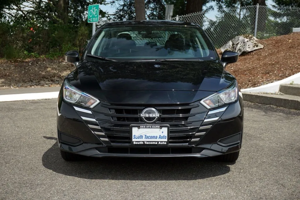 Nissan Versa photo 2