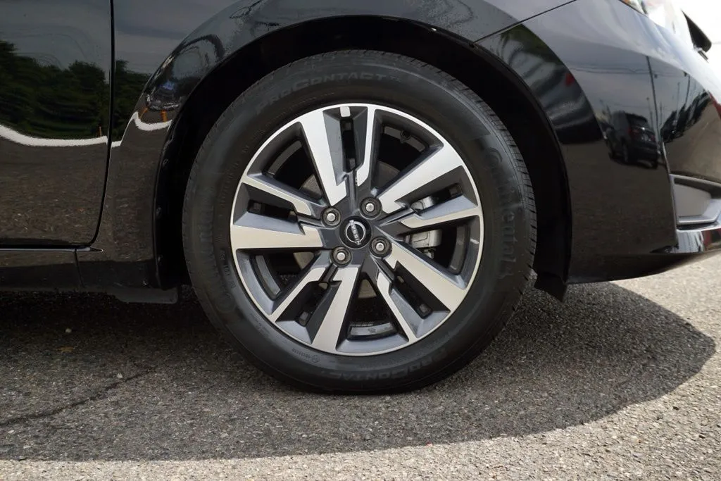 Nissan Versa photo 9
