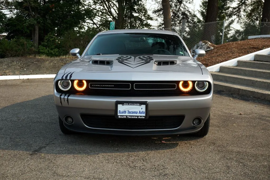 Dodge Challenger photo 2