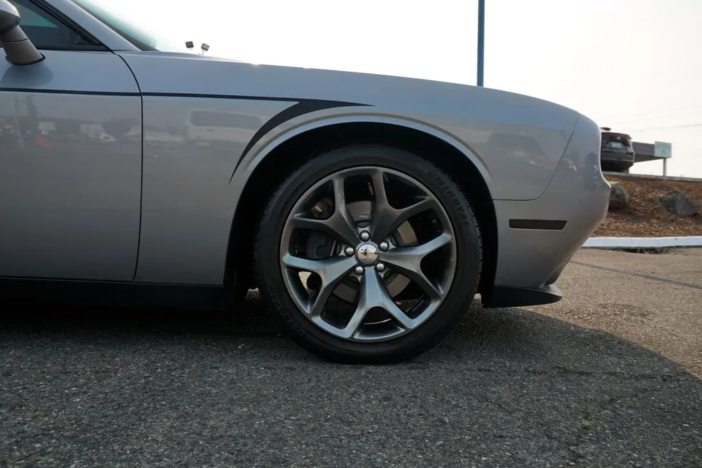 Dodge Challenger photo 9