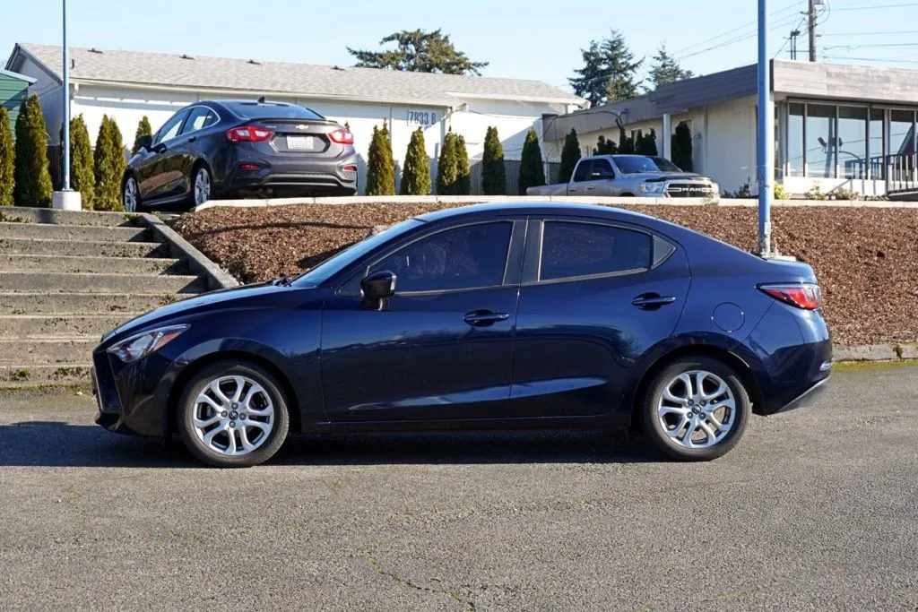 Toyota Yaris iA photo 8