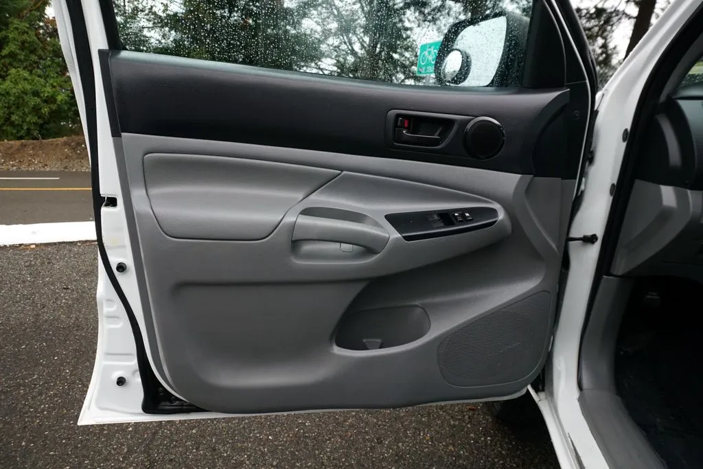 Toyota Tacoma photo 12