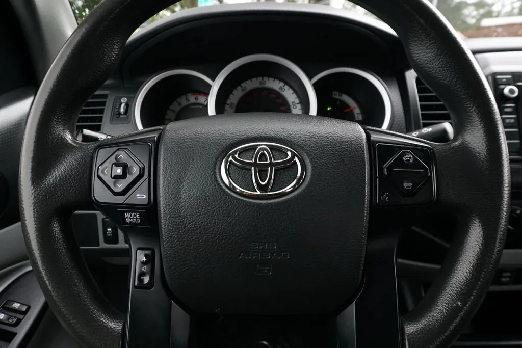 Toyota Tacoma photo 17