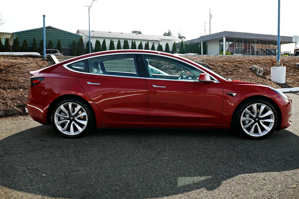 Tesla Model 3 photo 6