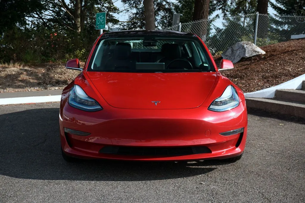 Tesla Model 3 photo 2