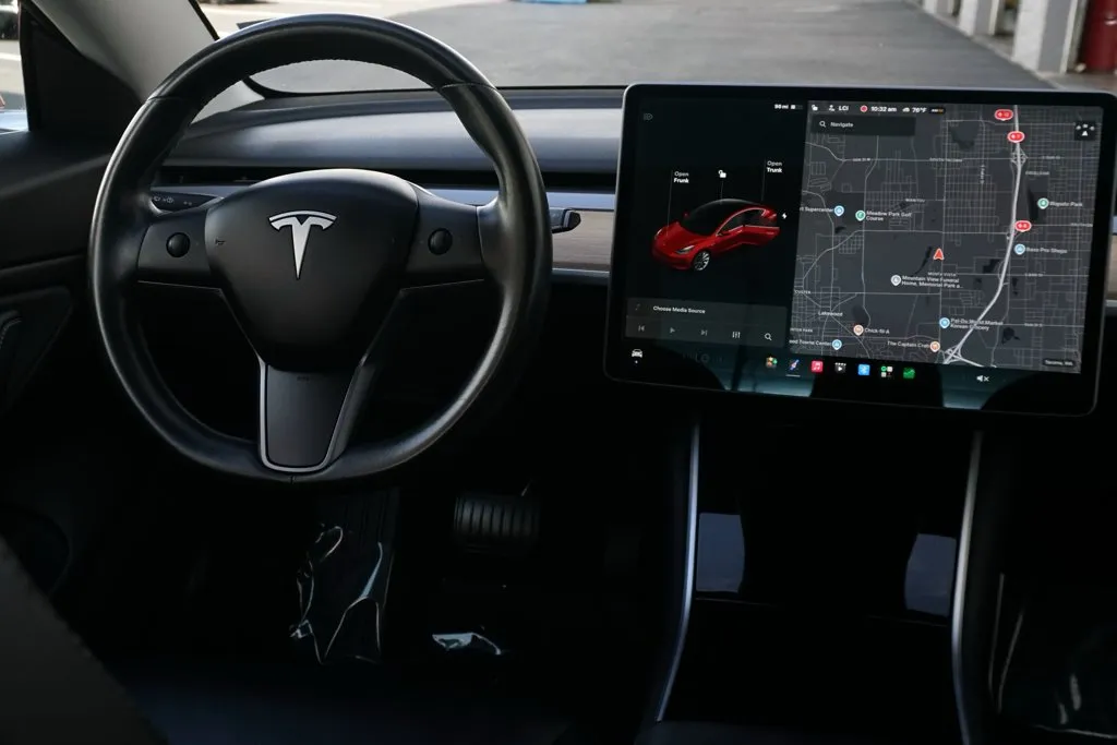 Tesla Model 3 photo 19