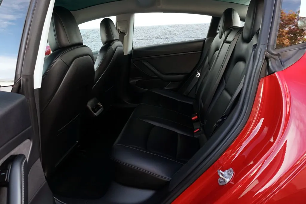 Tesla Model 3 photo 17