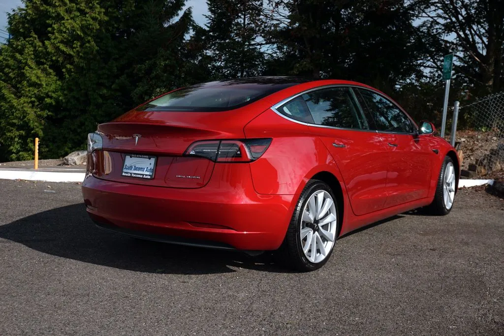 Tesla Model 3 photo 5