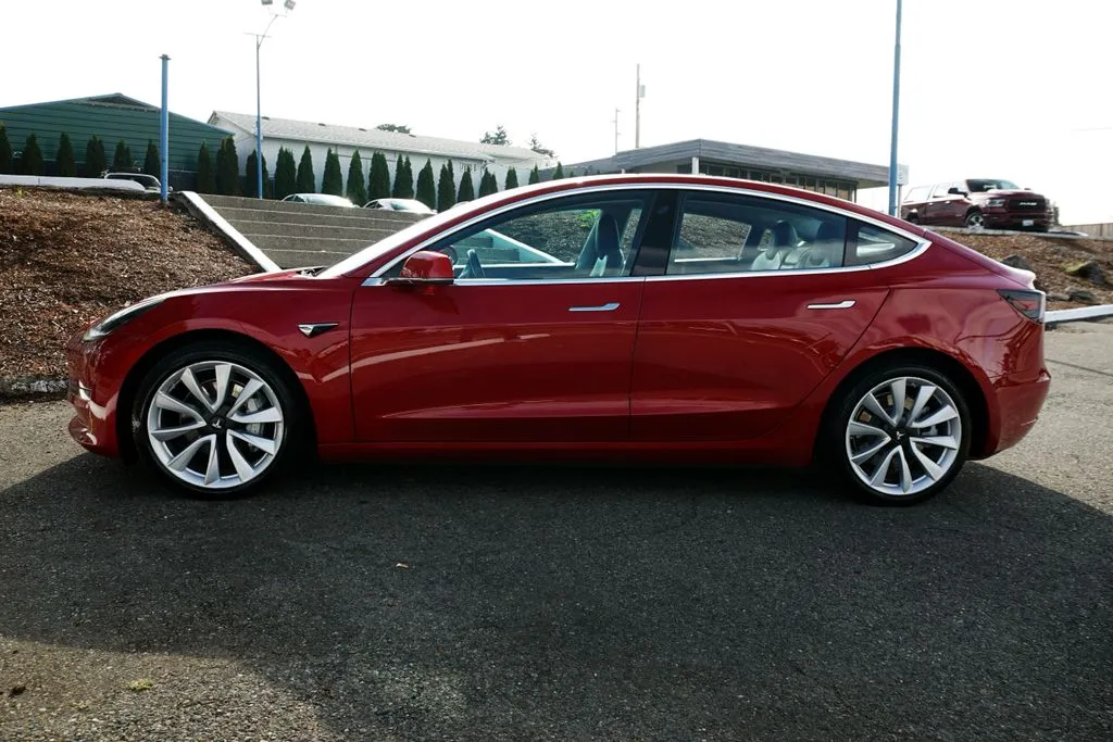 Tesla Model 3 photo 8