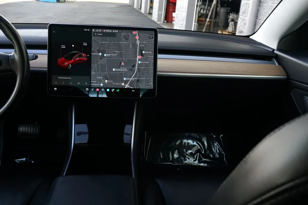 Tesla Model 3 photo 24