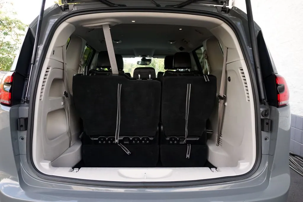 Chrysler Pacifica photo 12