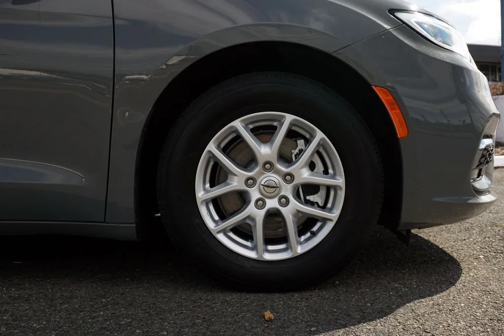 Chrysler Pacifica photo 8