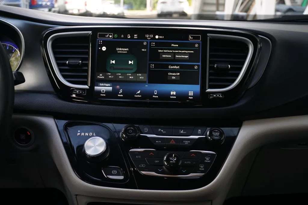 Chrysler Pacifica photo 15