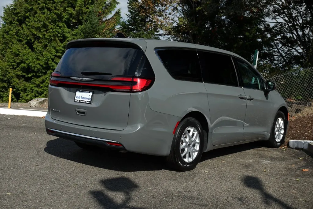 Chrysler Pacifica photo 6