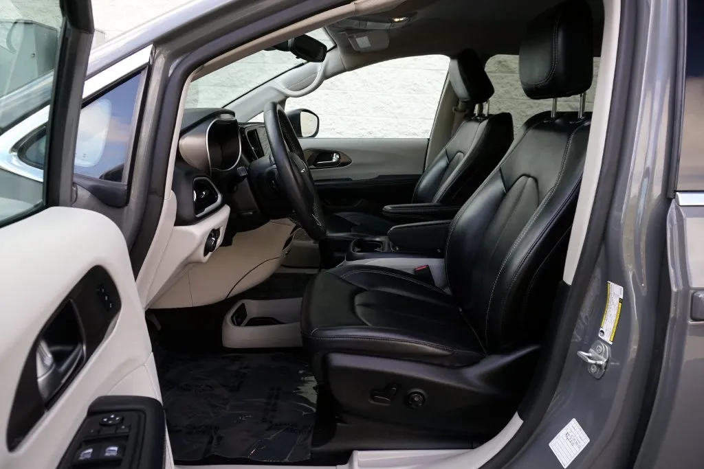 Chrysler Pacifica photo 10