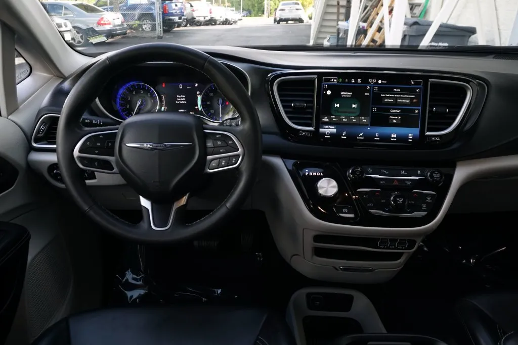 Chrysler Pacifica photo 14
