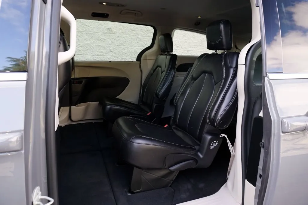 Chrysler Pacifica photo 11