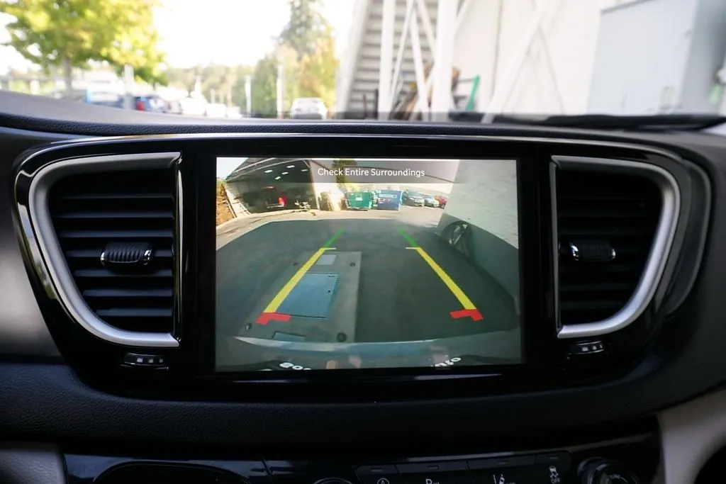 Chrysler Pacifica photo 16