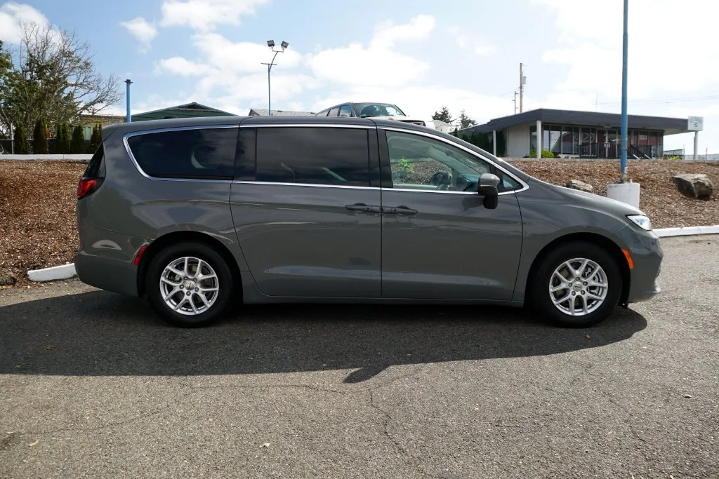 Chrysler Pacifica photo 5