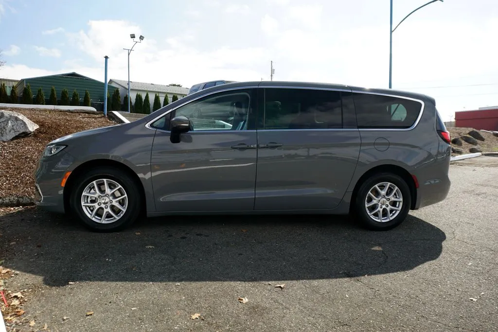 Chrysler Pacifica photo 7