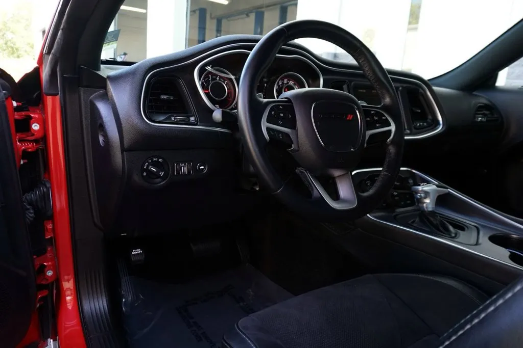 Dodge Challenger photo 16