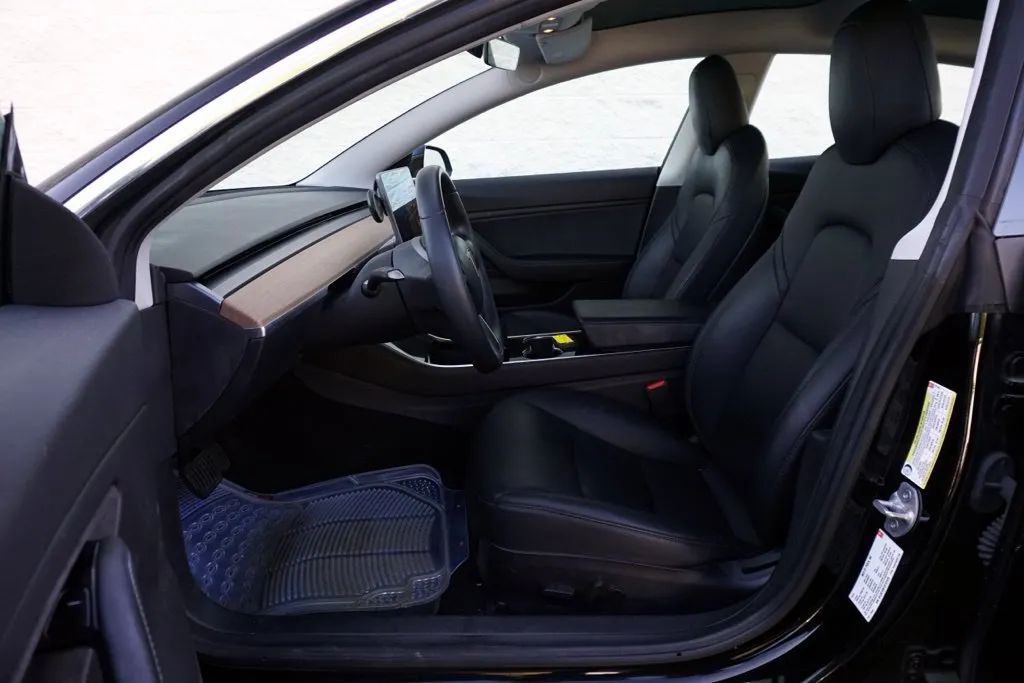 Tesla Model 3 photo 16