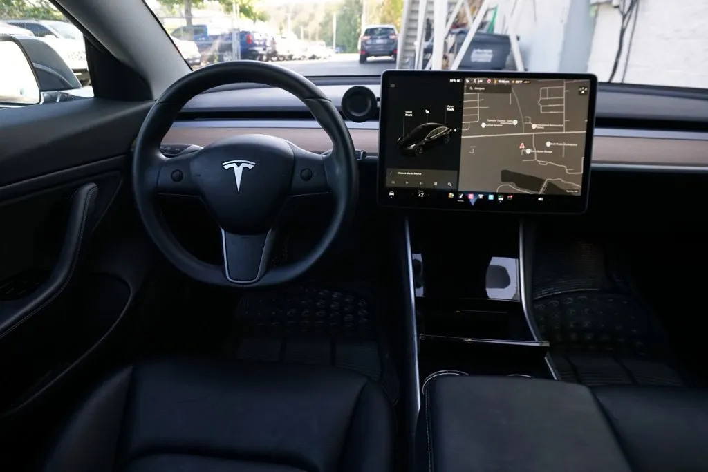 Tesla Model 3 photo 13