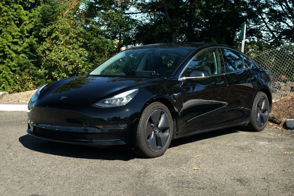 Tesla Model 3 photo 7